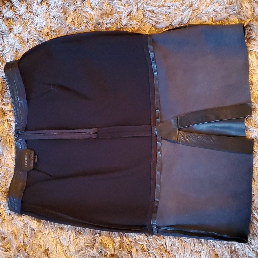 Danier black leather skirt - Picture 4 of 9
